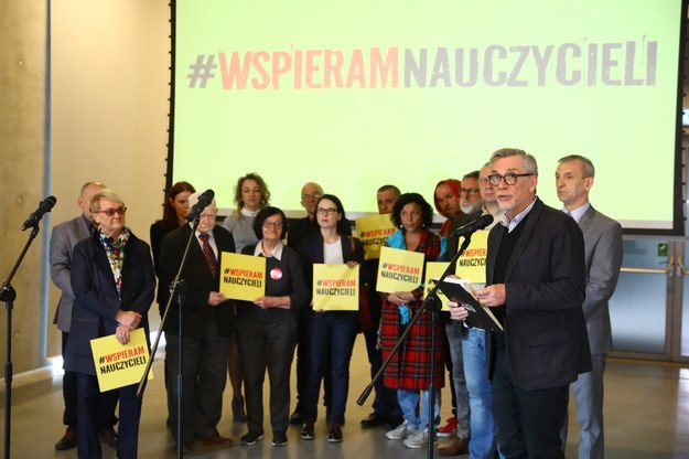 Dziennikarz Jacek Żakowski na konferencji prasowej komitetu "Wspieram Nauczycieli". /Rafał Guz /PAP