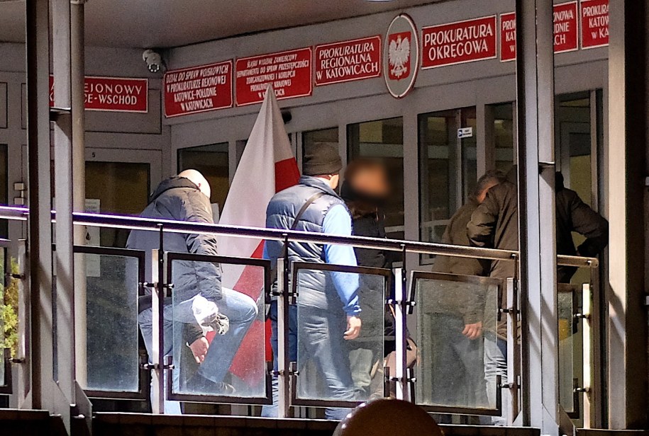Dziennikarz Kamil D. (C-P) doprowadzany do Prokuratury Krajowej w Katowicach / 	Andrzej Grygiel    /PAP