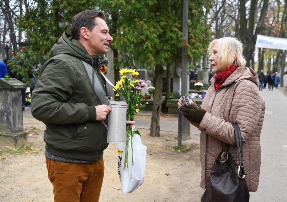 Dziennikarz Krzysztof Ziemiec w czasie kwesty /Piotr Nowak /PAP
