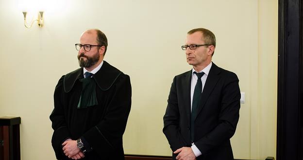 Dziennikarz Piotr Kubiak (P) i jego pełnomocnik dzisiaj w gdańskim sądzie /PAP