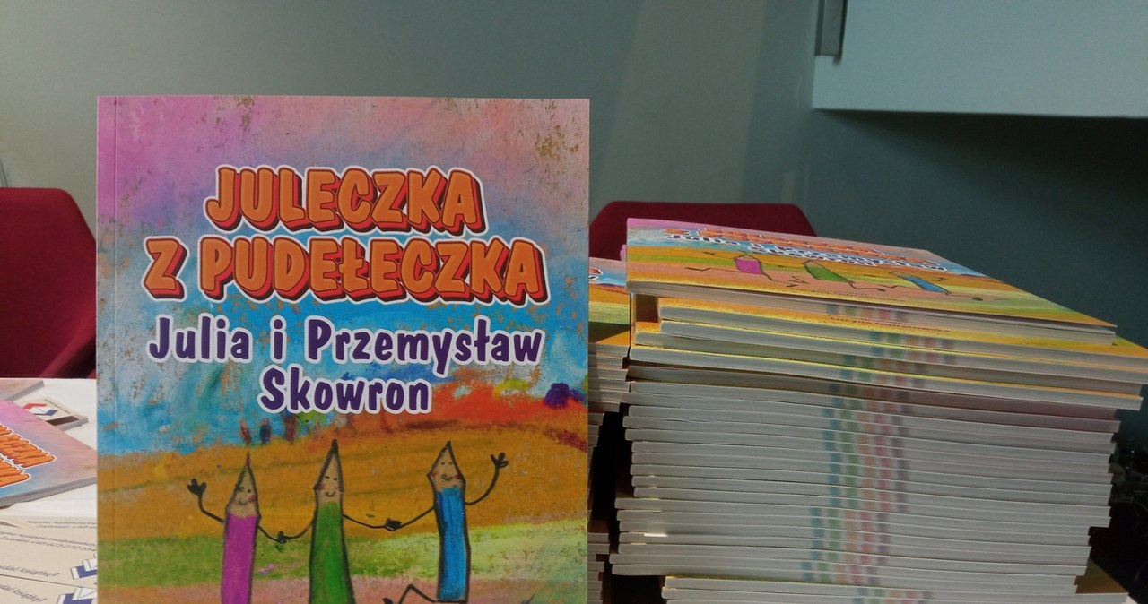 Dziennikarz RMF FM Przemysław Skowron wraz z córką Julią podpsują książki „Juleczka z pudełeczka” 