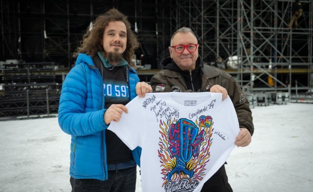 Dziennikarz RMF Maxx licytuje koszulkę z niezwykłej wyprawy