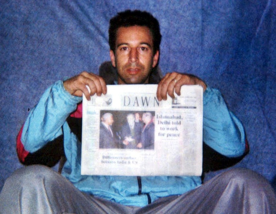Dziennikarz "Wall Street Journal" Daniel Pearl został porwany przez terrorystów w Pakistanie w lutym 2002 r. Na tym zdjęciu jest tuż przed swoją egzekucją /PAP/EPA