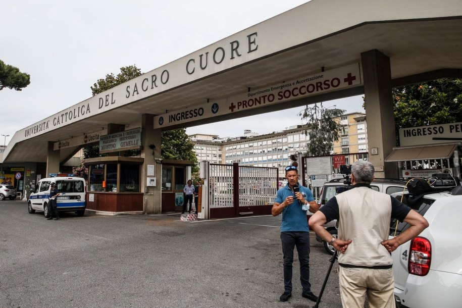 Dziennikarze czekają na wieści od lekarzy /Fabio Frustaci /PAP/EPA