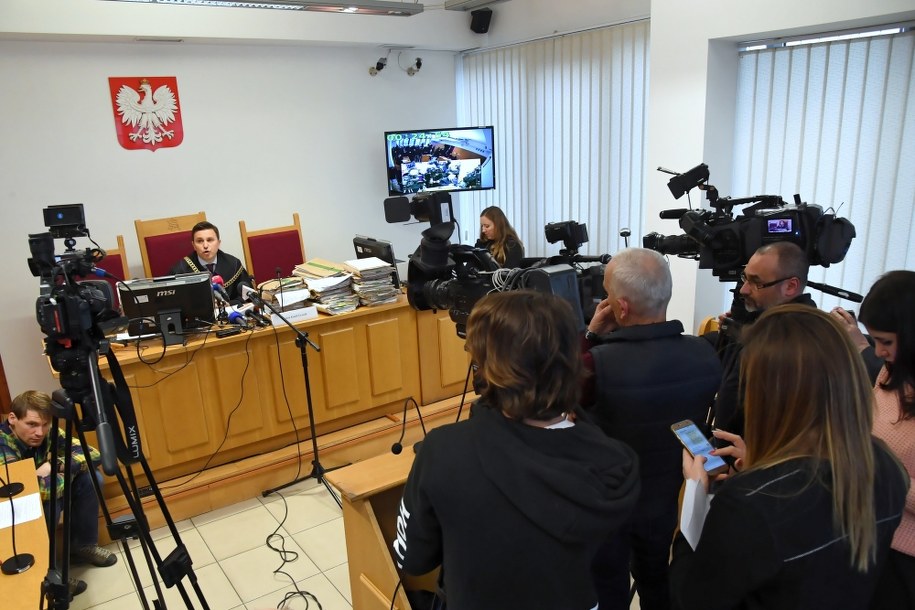 Dziennikarze i sędzia Kamil Grzesik w sądzie /	Jacek Bednarczyk   /PAP