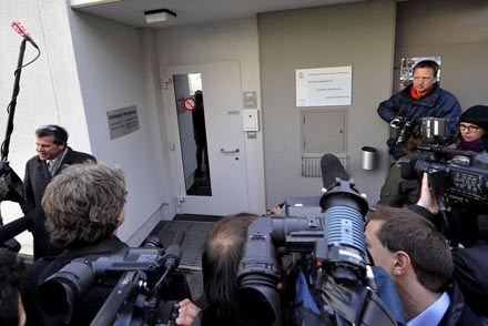 Dziennikarze koczujący przed aresztem w Winterthur, muszą jeszcze trochę poczekać /AFP