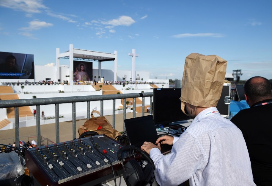 Dziennikarze na terenie Campusu Misericordiae w Brzegach /Radek Pietruszka /PAP