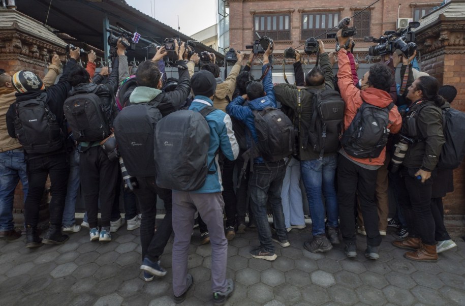 Dziennikarze oczekujący na Charlesa Sobhraja /Narendra Shrestha /PAP/EPA
