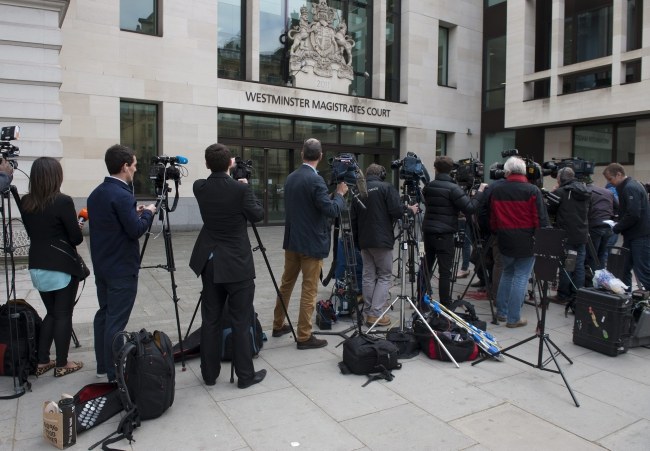 Dziennikarze oczekujący na decyzję sądu ws. tradera /WILL OLIVER  /PAP/EPA