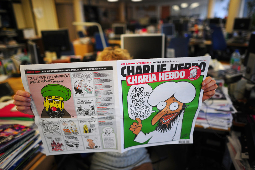 Dziennikarze opublikowali karykaturę Mahometa zamieszczoną wcześniej na okładce francuskiego tygodnika satyrycznego "Charlie Hebdo" po zamachu na tę redakcję /AFP