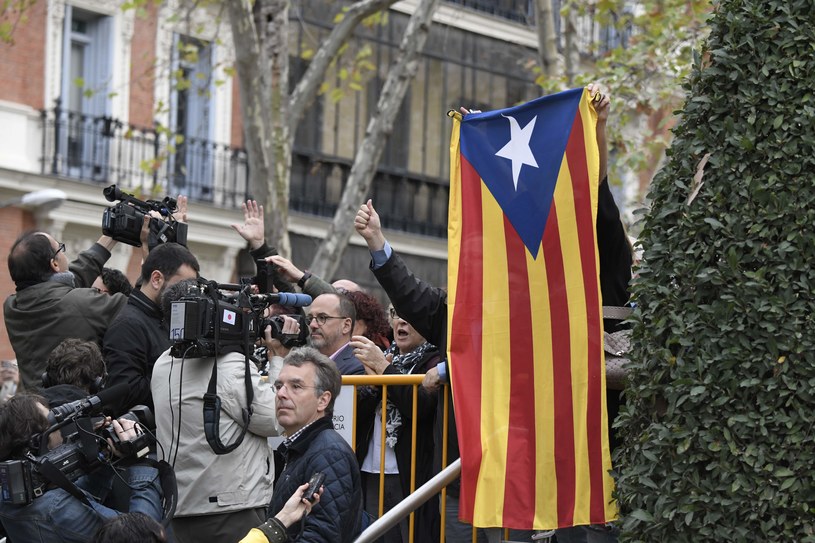 Dziennikarze, protestujący i katalońska flaga przed Sądem Najwyższym w Madrycie /AFP