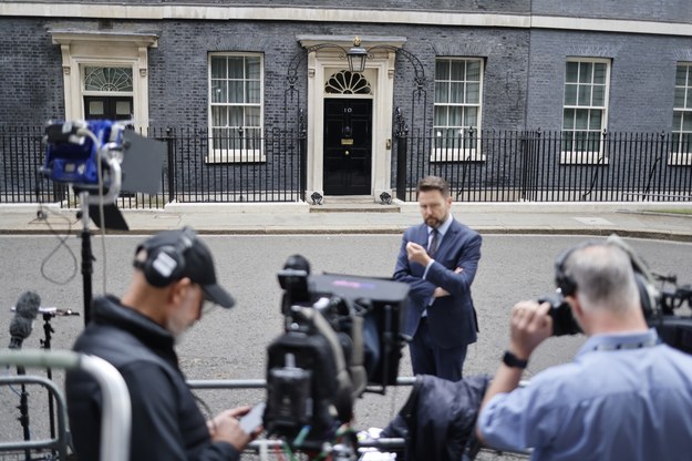 Dziennikarze przed rezydencją premiera na Downing Street 10 w Londynie. /Tolga Akmen /PAP/EPA