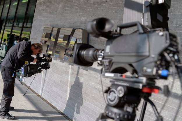 Dziennikarze przed siedzibą FIFA w Zurychu /WALTER BIERI  /PAP/EPA