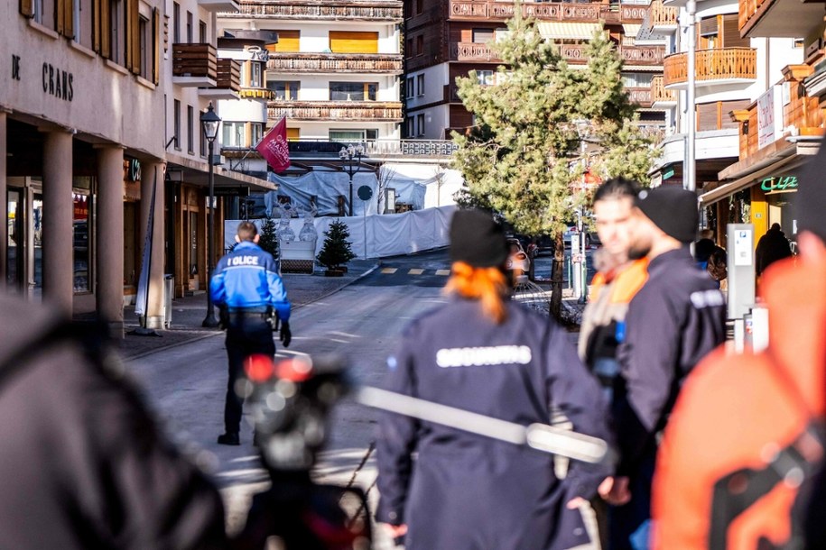 Dziennikarze przy komisariacie policji po pożarze w Crans Montanie /MAXIME SCHMID/AFP /East News