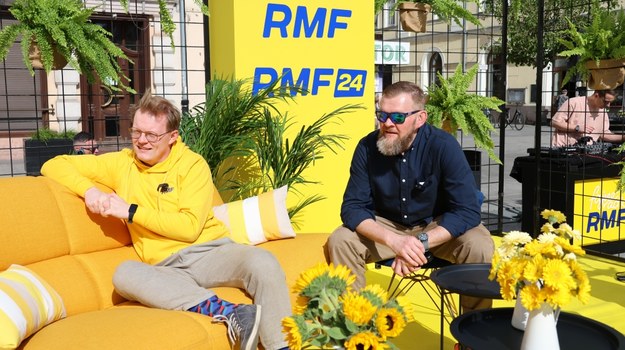 Dziennikarze RMF FM Beniamin Piłat i Tomasz Staniszewski w mobilnym studiu na rynku w Rawiczu /Jacek Skóra /RMF FM