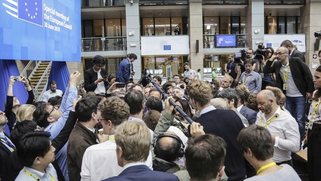 Dziennikarze w oczekiwaniu na ustalenia nadzwyczajnego szczytu UE /Wojciech Olkuśnik /PAP