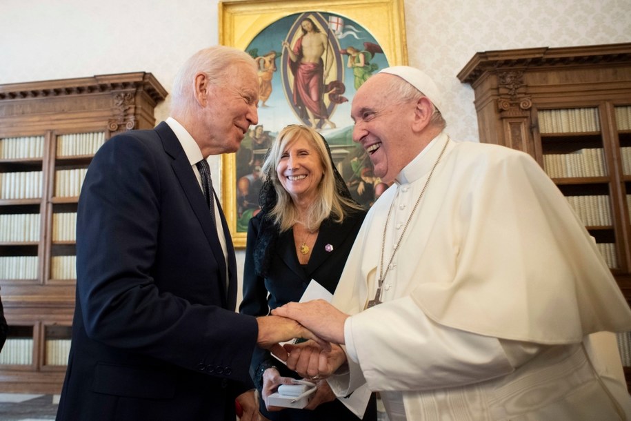 Dziennikarze zwracają uwagę na to, że rozmowa papieża z Bidenem trwała wyjątkowo długo /VATICAN MEDIA HANDOUT /PAP/EPA