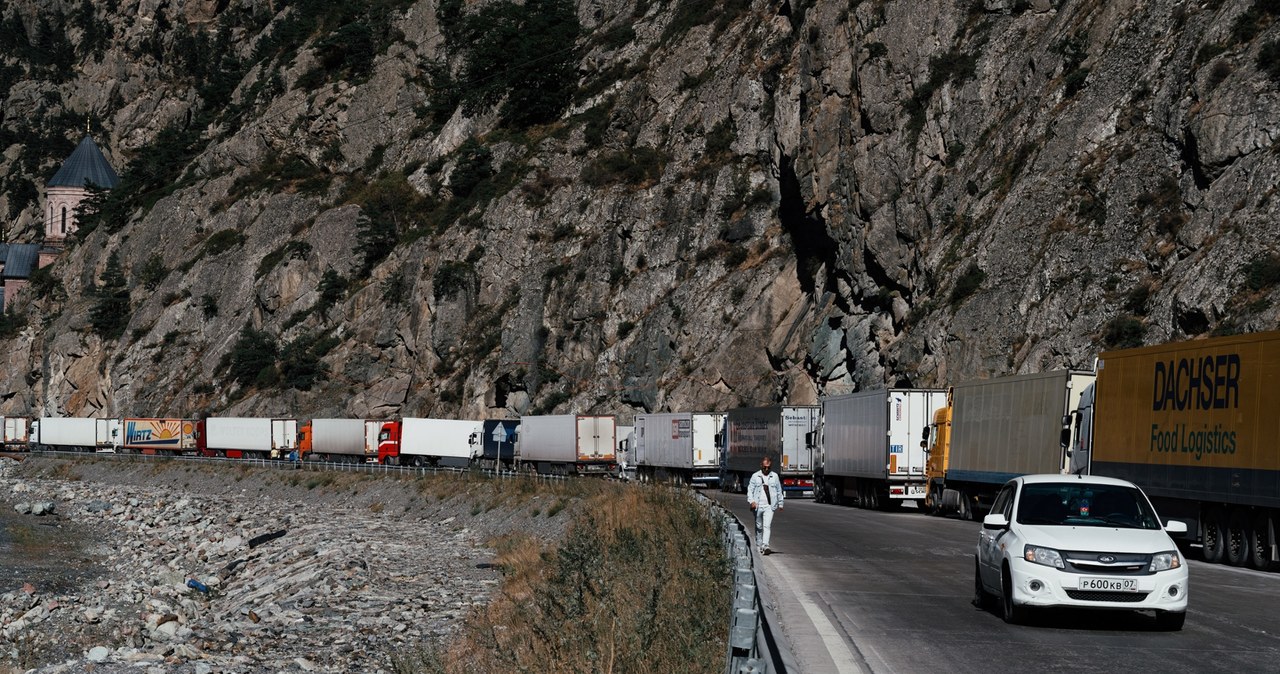 Dziennikarze zwrócili uwagę na tajemnicze konwoje transportujące luksusowe samochody przez Gruzję do Rosji / Fot. ilustracyjna /Getty Images