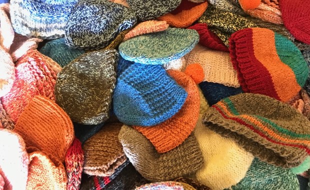 Dzierga, by pomóc. Jej czapki trafią do uchodźców w Grecji