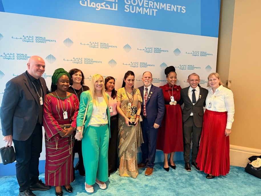 Dziesiątka finalistów konkursu na najlepszego nauczyciela na świecie (po prawej Ewa Drobek); fot. Barbara Nowacka /