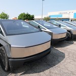 Dziesiątki niesprzedanych Tesli zalegają na parkingu. Mieszkańcy wściekli