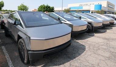 Dziesiątki niesprzedanych Tesli zalegają na parkingu. Mieszkańcy wściekli