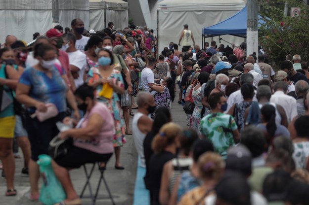Dziesiątki osób czekające w kolejce do punktu szczepień w Duque de Caxias w Brazylii /Antonio Lacerda /PAP/EPA