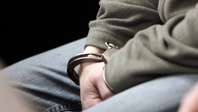 Dziesiątki policjantów szukają 26-latka, który uciekł z konwoju