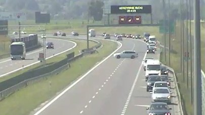 Dziesiątki samochodów pod prąd na drodze ekspresowej. "To nierozważne i niebezpieczne"