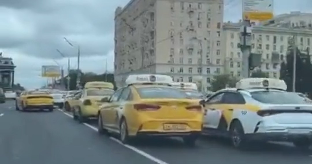 Dziesiątki taksówek zablokowały ulice w Moskwie /Думминг Тупс /Twitter