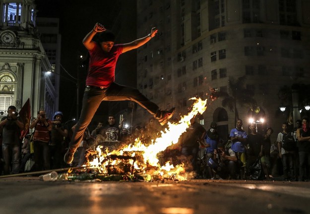 Dziesiątki tysięcy Brazylijczyków wyszło w piątek na ulice Rio de Janeiro, Sao Paulo i innych miast, aby zaprotestować przeciwko posunięciom oszczędnościowym rządu. /Antonio Lacerda /PAP/EPA