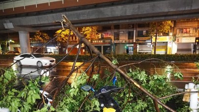 Dziesiątki tysięcy ewakuowanych z powodu tajfunu