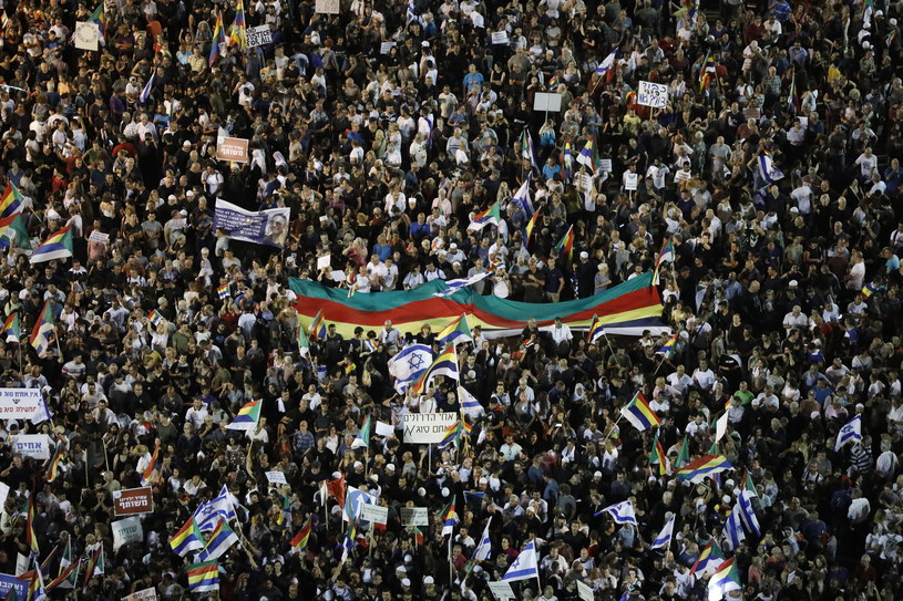 Dziesiątki tysięcy izraelskich druzów i Izraelczyków wzięło udział w sobotę w Tel Awiwie w proteście przeciwko ustawie określającej Izrael jako "państwo narodu żydowskiego /ABIR SULTAN /PAP/EPA