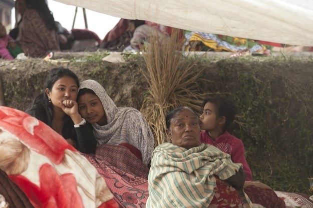 Dziesiątki tysięcy ludzi spędziły noc pod gołym niebem /Hemanta Shrestha /PAP/EPA