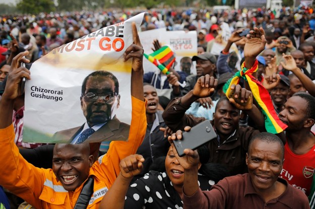 Dziesiątki tysięcy mieszkańców Zimbabwe wyszło w sobotę na ulice stołecznego Harare. /Kim Ludbrook  /PAP/EPA