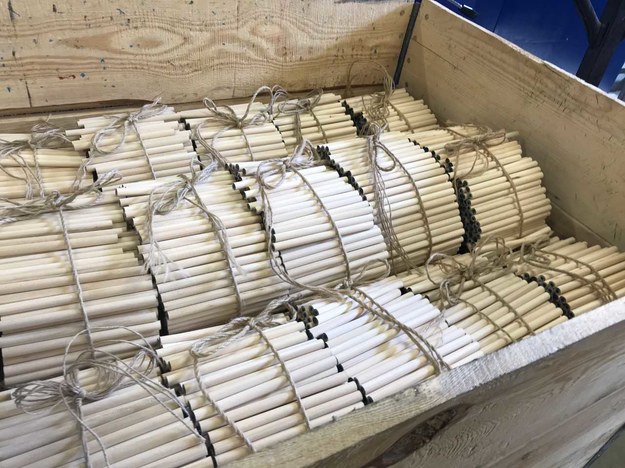 Dziesiątki tysięcy ołówków dziennie przechodzą przez kolejne hale produkcyjne fabryki ołówków w podwarszawskim Pruszkowie /Fot. Michał Dobrołowicz /RMF FM