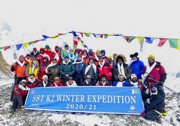 Dziesięciu Nepalczyków, którzy w sobotę jako pierwsi na świecie zdobyli zimą K2 (8611 m) w Karakorum, dotarło w niedzielę wieczorem czasu lokalnego do bazy /SEVEN SUMMIT TREK / HANDOUT /PAP/EPA