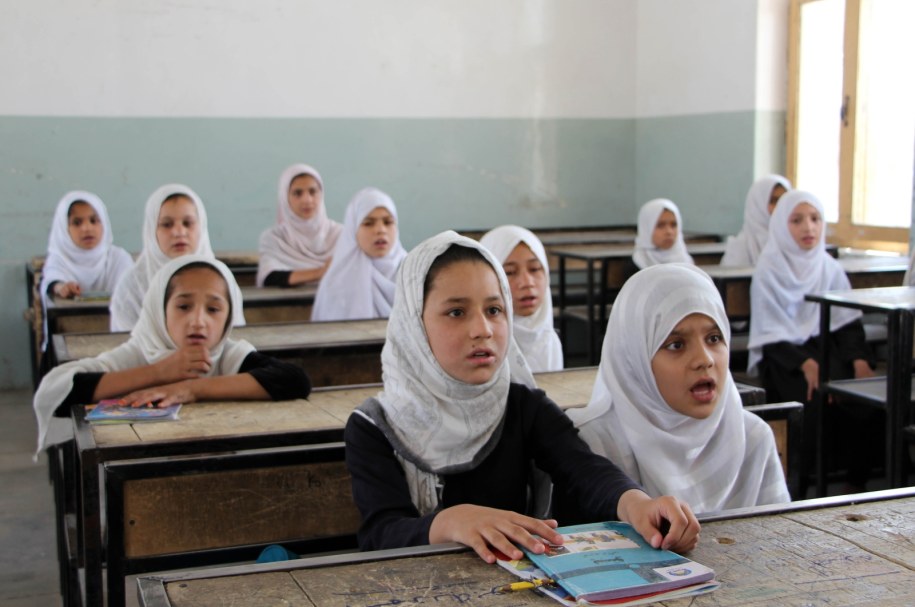 Dziewczętom zabroniono nauki powyżej szóstej klasy szkoły podstawowej /QUDRATULLAH RAZWAN /PAP/EPA