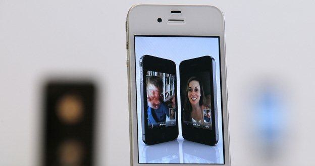 Dziewczyna gotowa oddać iPhone 4 za dziewictwo - czy to prawdziwa informacja? /AFP