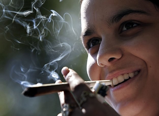 Dziewczyna paląca skręta w Londynie. Ciekawe czy robi to dla zdrowia, czy dla przyjemności? /Getty Images/Flash Press Media
