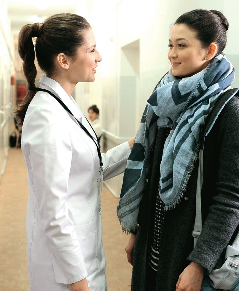 Dziewczyna rozmawiająca w szpitalu z lekarką Marcina okaże się baletnicą, której Chodakowski uratował życie, oddając szpik /Tele Tydzień