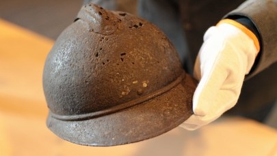 Dziewczyna w czerwonym szaliku otworzy drzwi do historii AK