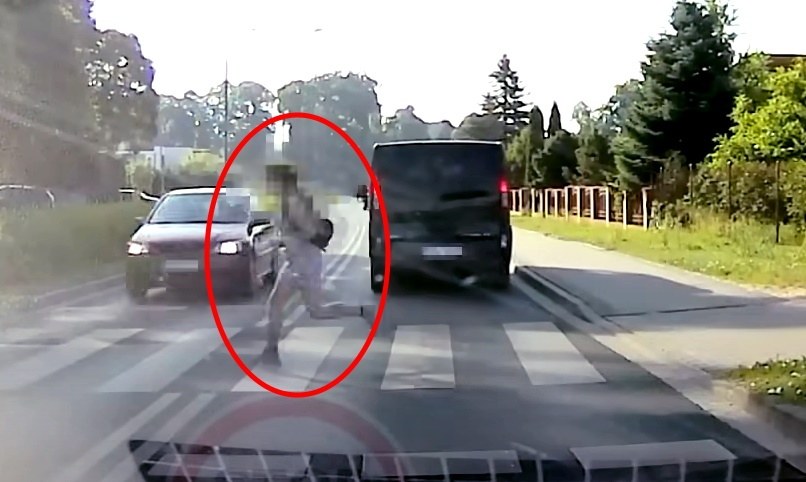 Dziewczyna wbiegła wprost pod samochód. Kierowca nie ustąpił pierwszeństwa./ screen: YouTube/Stop Cham /
