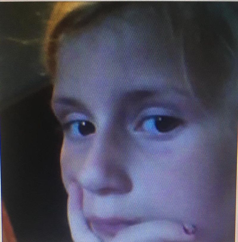 Dziewczynka  ma około 135 cm wzrostu, jest szczupłej budowy ciała, włosy ma krótkie, blond za ucho, jasną cerę, nos prosty, pełne uzębienie. Na prawym uchu posiada narośl /Policja Jelenia Góra /Policja