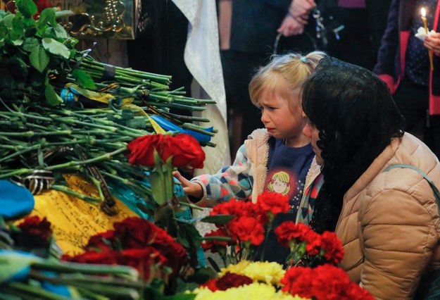 Dziewczynka płacząca podczas pogrzebu ojca - ukraińskiego żołnierza /SERGEY DOLZHENKO /PAP/EPA