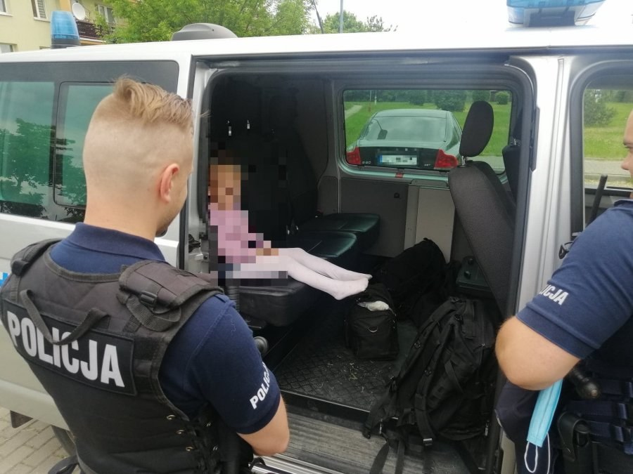 Dziewczynka pod opieką policjantów /Policja