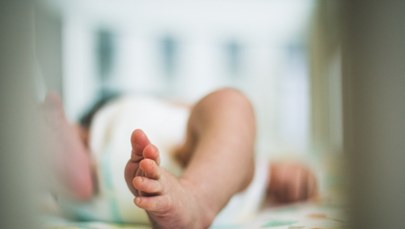 Dziewczynka porzucona w pustostanie w Łodzi opuściła szpital. Gdzie trafiła? 