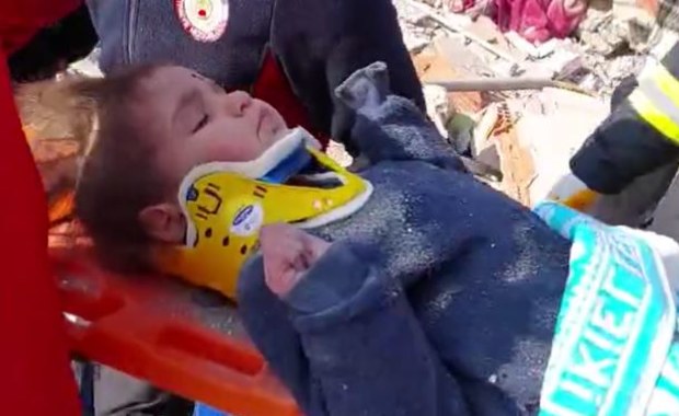 Dziewczynka przeżyła 150 godzin pod gruzami. Kolejny cud w Turcji