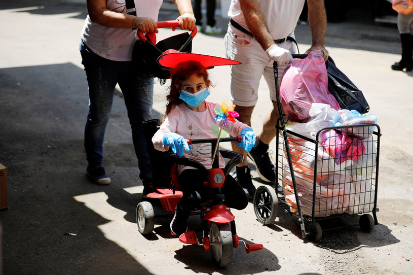 Dziewczynka ubrana w maseczkę i rękawiczki z powodu pandemii /AMIR COHEN /Agencja FORUM