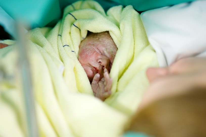 Dziewczynka urodziła się przez cesarskie cięcie /123RF/PICSEL